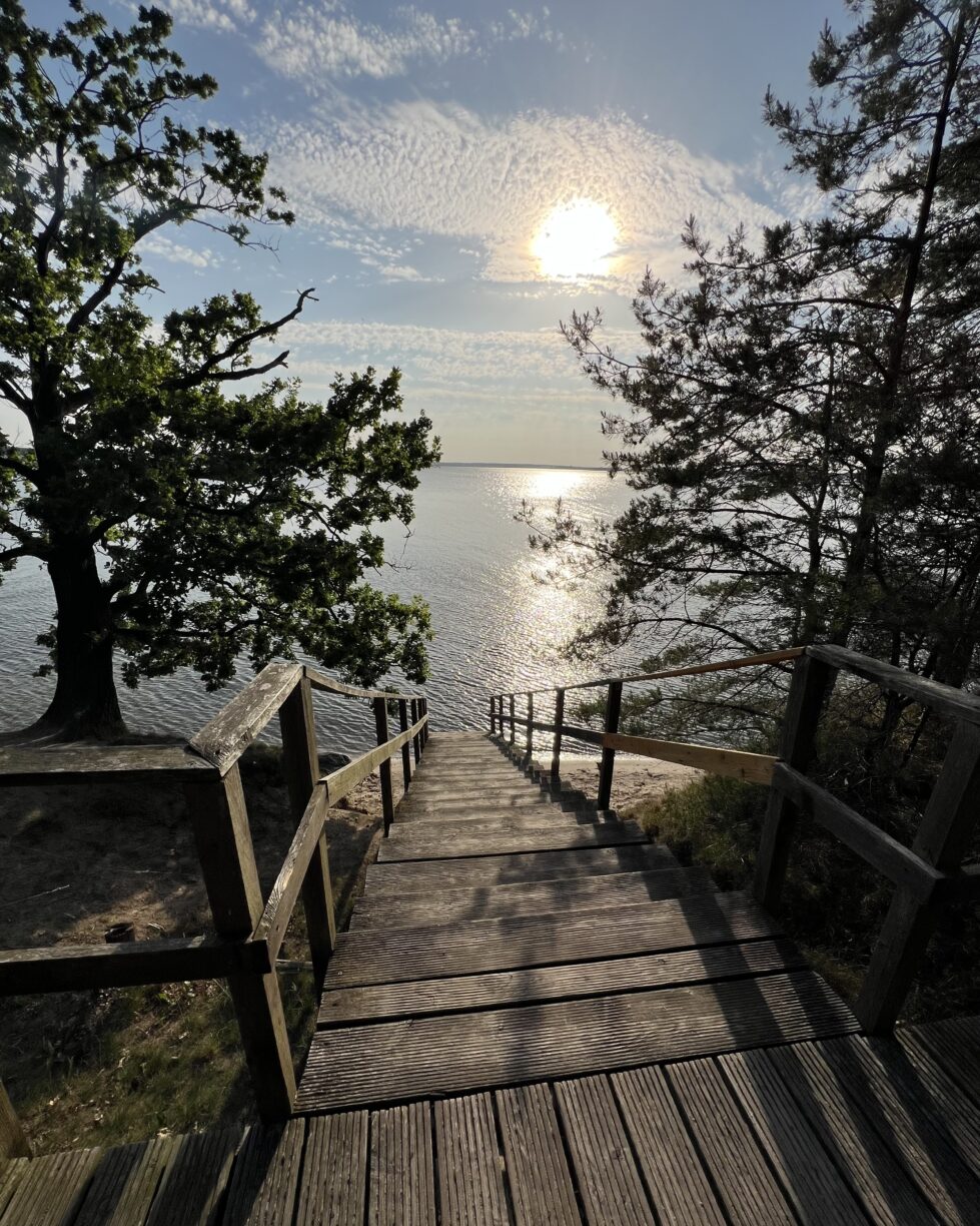 Das ist Sommer auf Usedom: Treppe direkt ins Wasser und in den Sonnenuntergang. 🥰